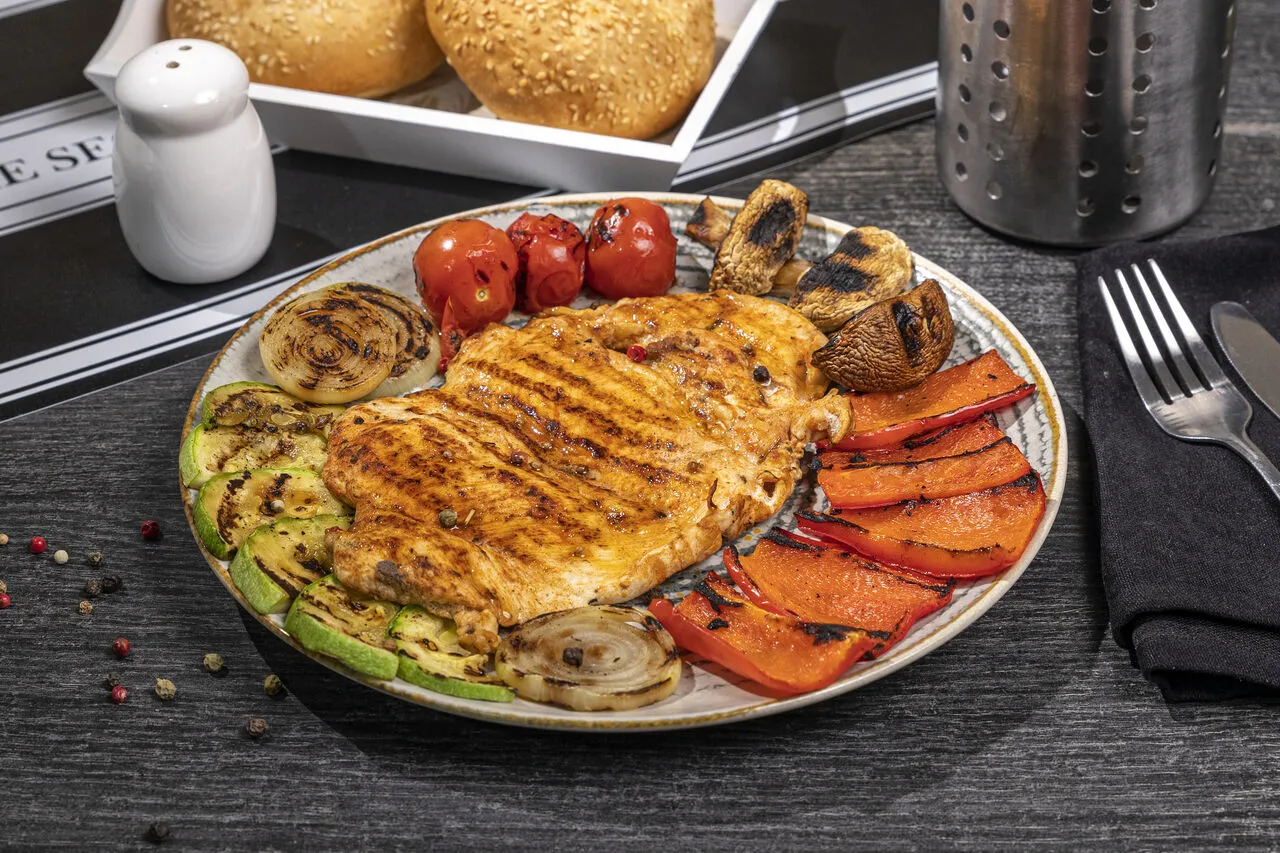 Piept de pui cu legume grill